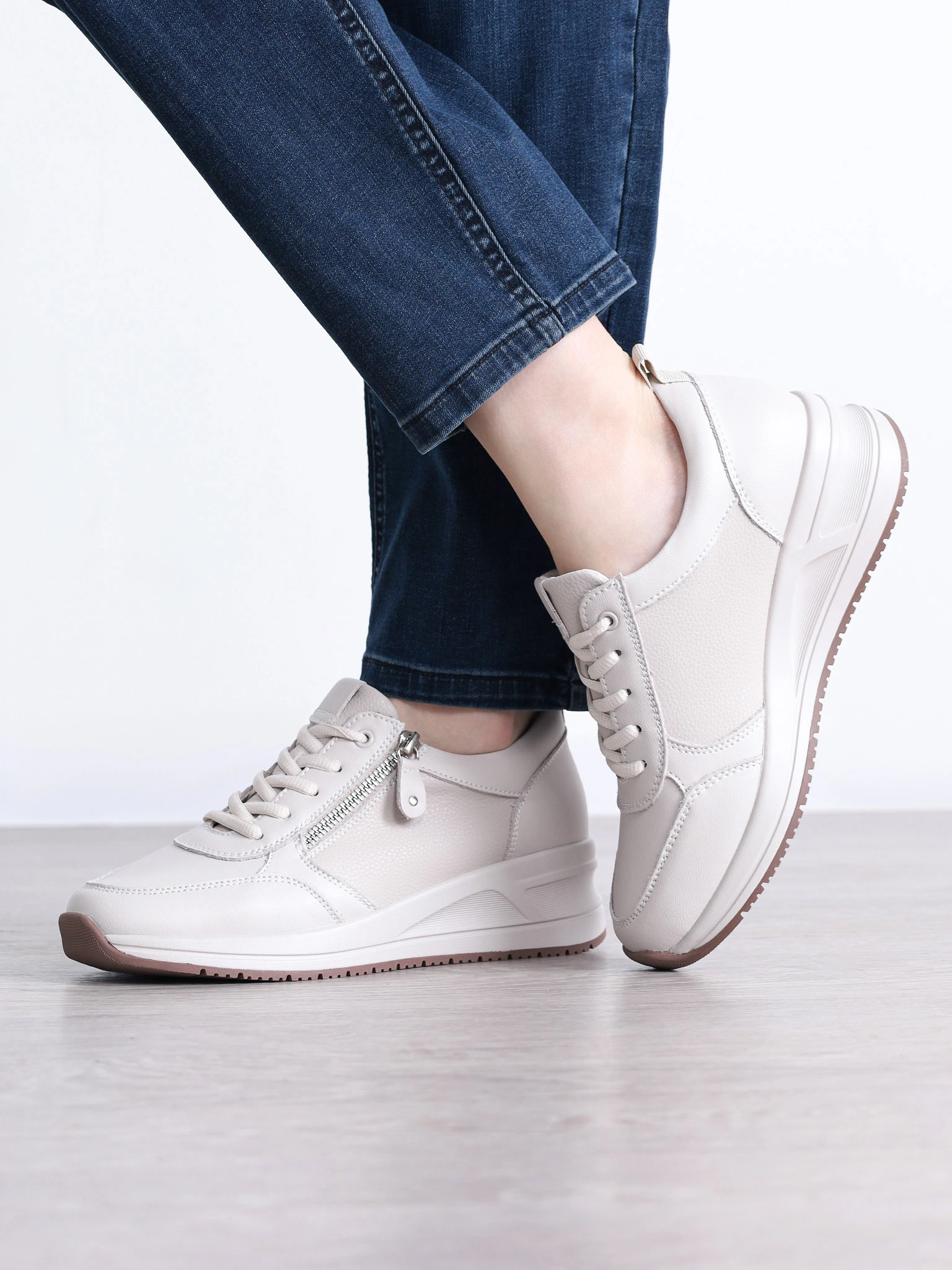 Кроссовки молочного цвета с декоративной строчкой